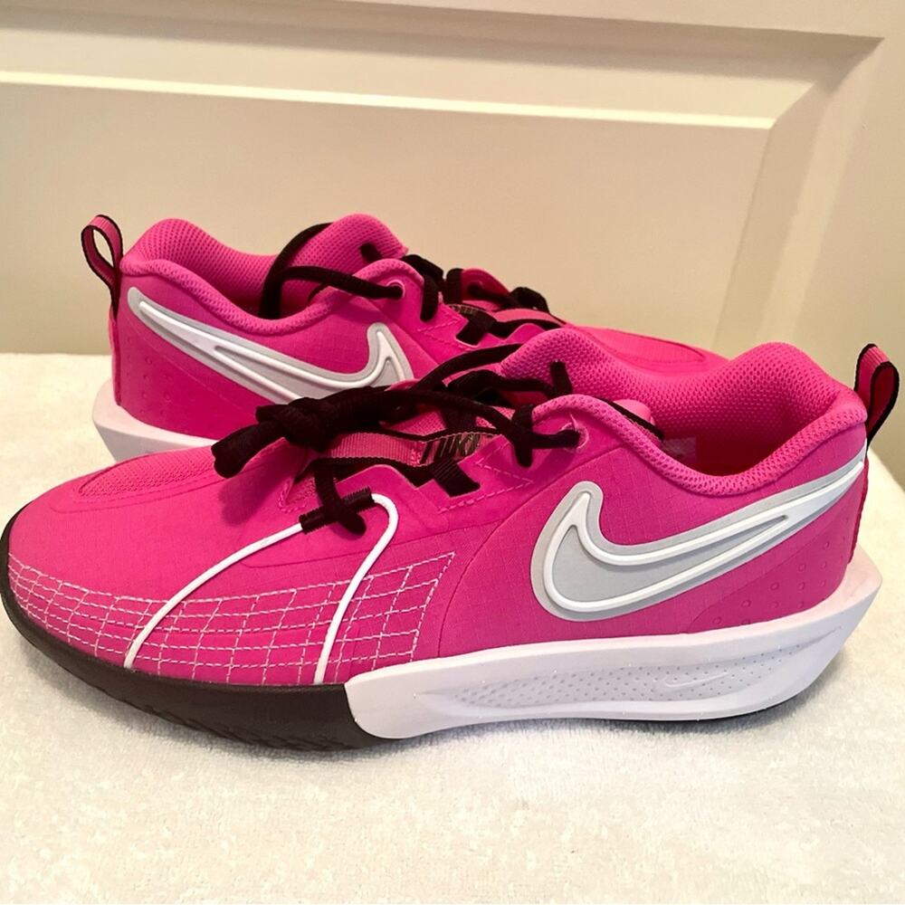 Nike GT Cut 3 Basketball Sneaker - Size 6.5 Youth & Men’s / Women’s Size 8